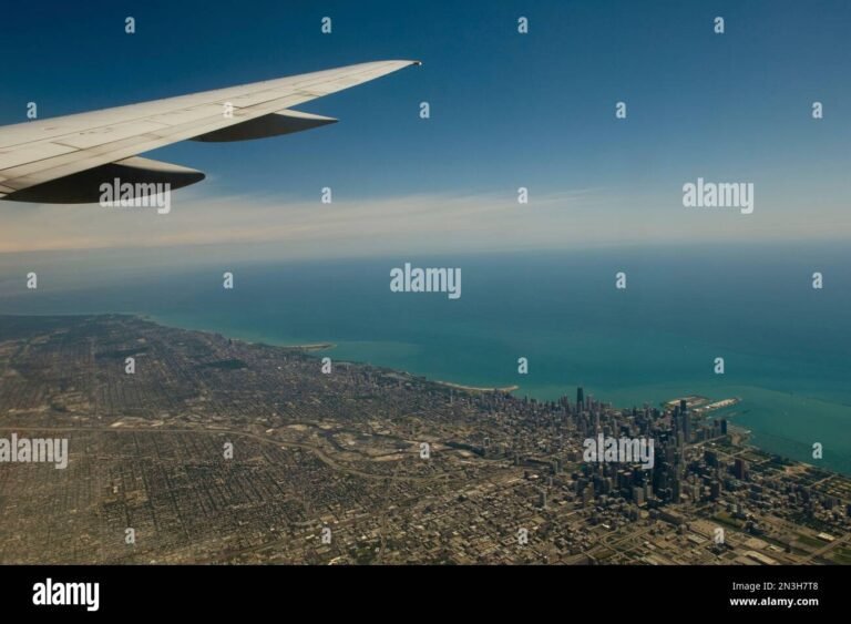 aereo che decolla sopra una citta americana