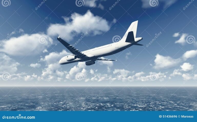 aereo in volo sopra un oceano blu