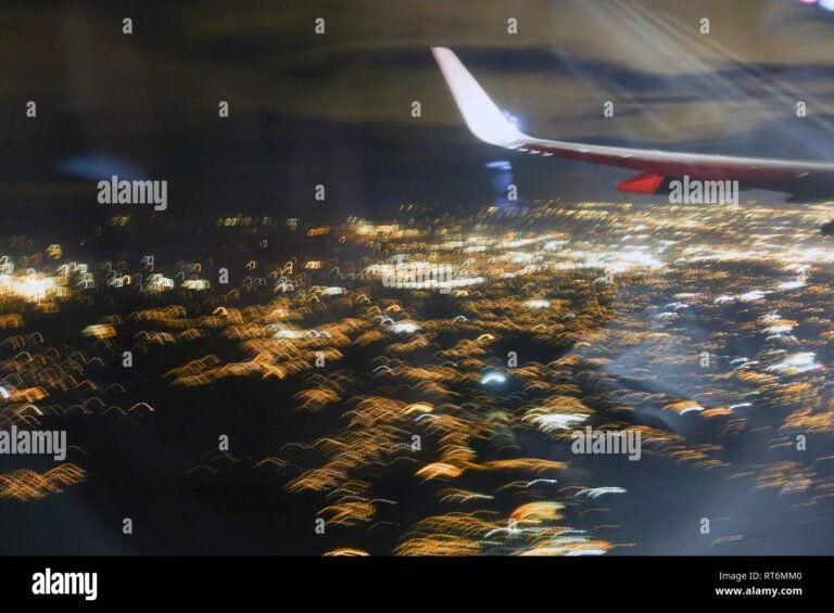 aereo sorvola una citta illuminata