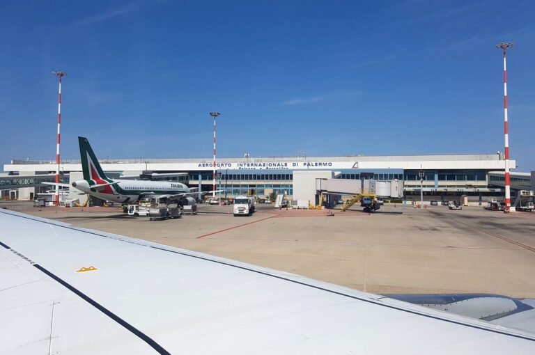 Come richiedere il rimborso per voli costosi da e per la Sicilia 30 aeroporto siciliano con aerei in partenza