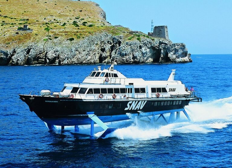 aliscafo in navigazione verso ponza