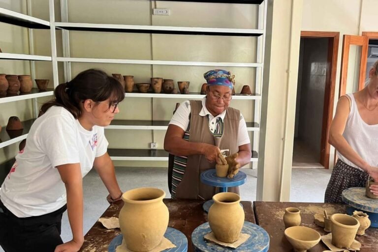 artigiano che crea unopera in ceramica