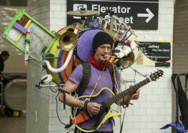 artista che suona con strumenti musicali