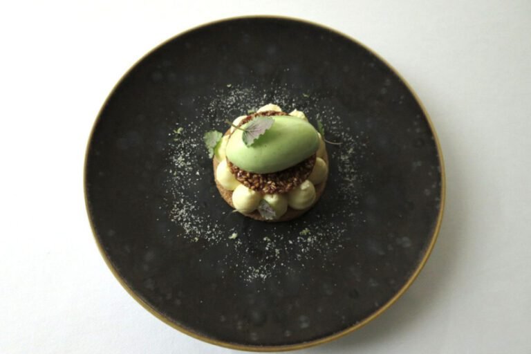 atmosfera elegante con piatti gourmet