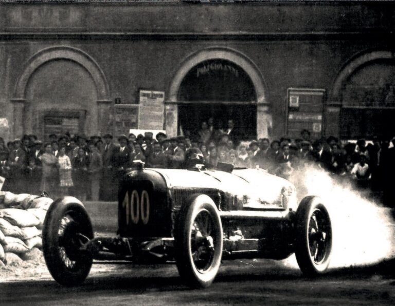 Come posso effettuare il controllo del bollo auto in Lombardia 15 auto in movimento con sfondo lombardo