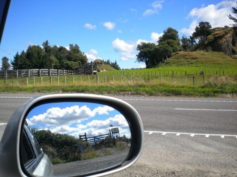 auto in transizione con paesaggio lombardo