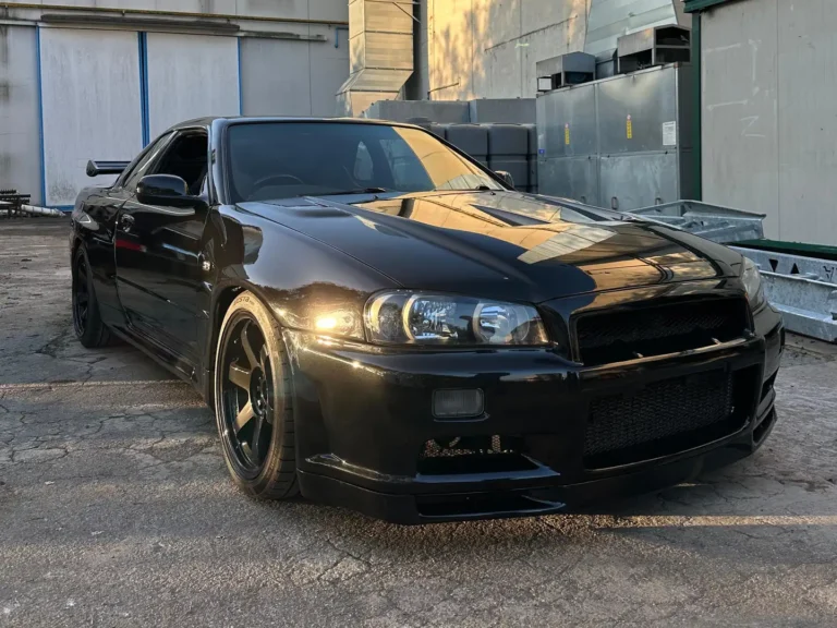 auto in vendita con skyline di milano