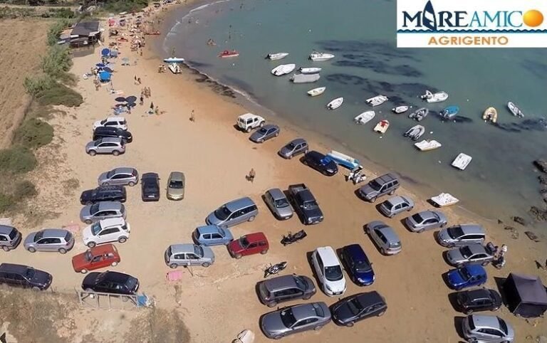 auto parcheggiata con vista su paesaggio lombardo