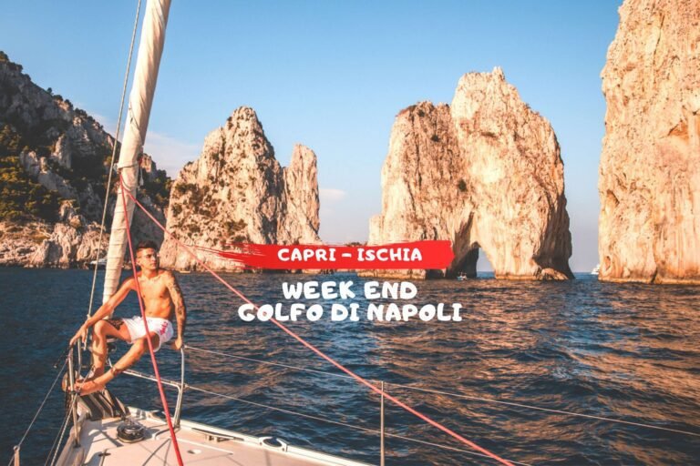 barca a vela che naviga a capri