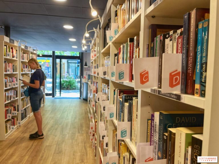 biblioteca con un angolo per libri usati