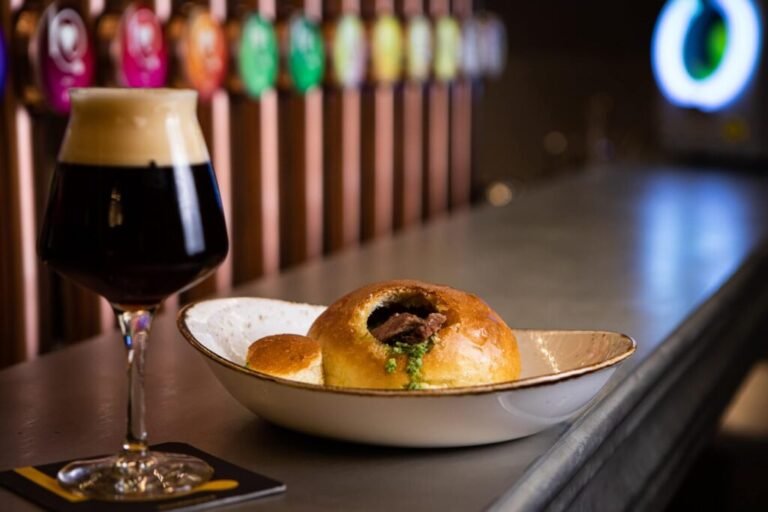 birre artigianali e piatti gourmet in un pub