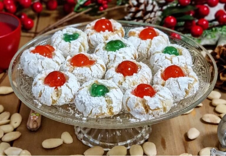 biscotti di mandorla freschi su un piatto