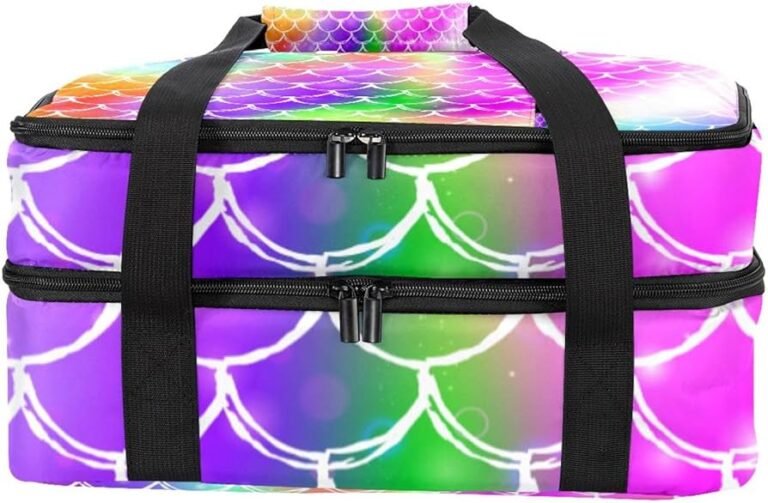 borsa frigo colorata su un picnic allaperto