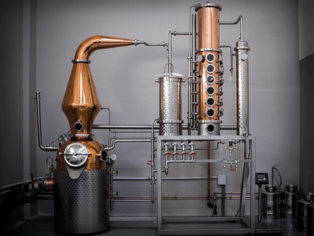 Di cosa è fatto il gin distillato e come viene prodotto 1 botaniche e alambicchi per distillazione del gin