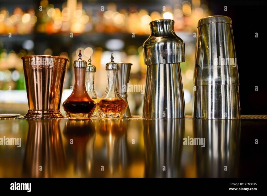 Cos'è l'Amaro di Angostura e come si utilizza nei cocktail 1 bottiglia di amaro di angostura su sfondo bar