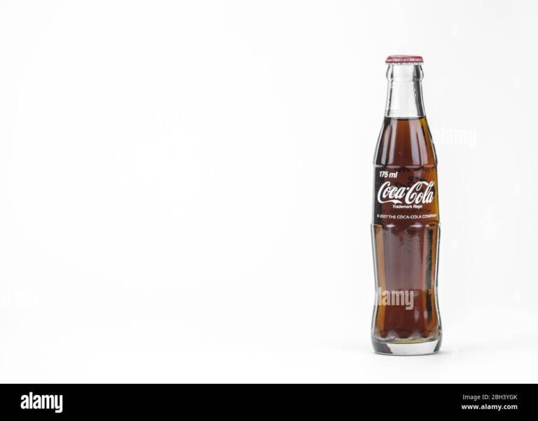 bottiglia di coca cola vintage su sfondo nostalgico