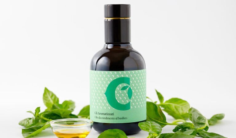 bottiglia di olio doliva con basilico fresco