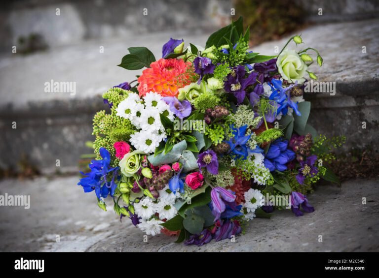 bouquet floreale colorato con sfondo romano