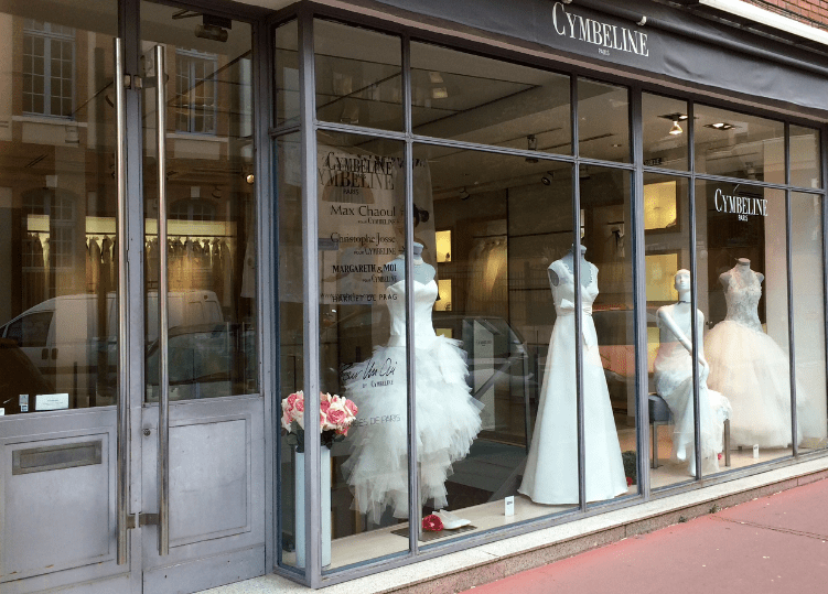 boutique eleganti con abiti da sposa