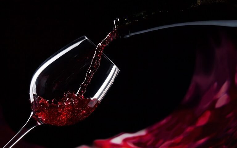Perché scegliere Urlo di Lupo come vino per le tue occasioni speciali 41 calice di vino rosso elegante in tavola