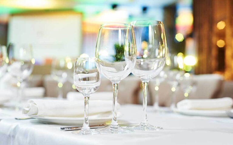 Quali sono i migliori calici da vino bianco per esaltare il sapore 31 calici di vino bianco elegantemente disposti