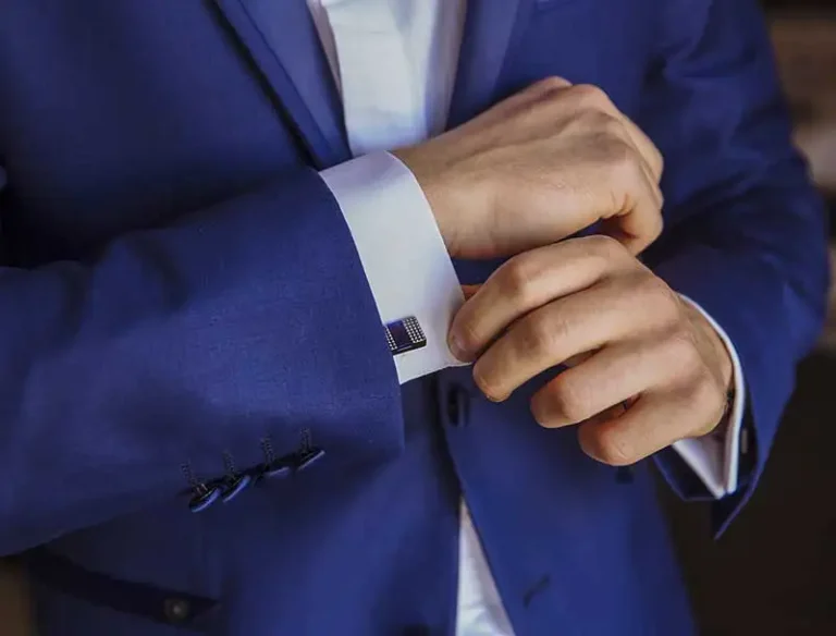 camicia su misura in un laboratorio sartoriale