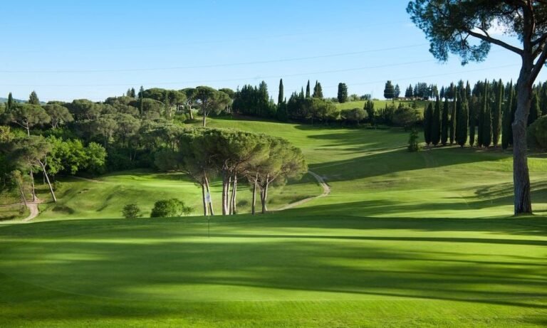 campo da golf immerso nella natura