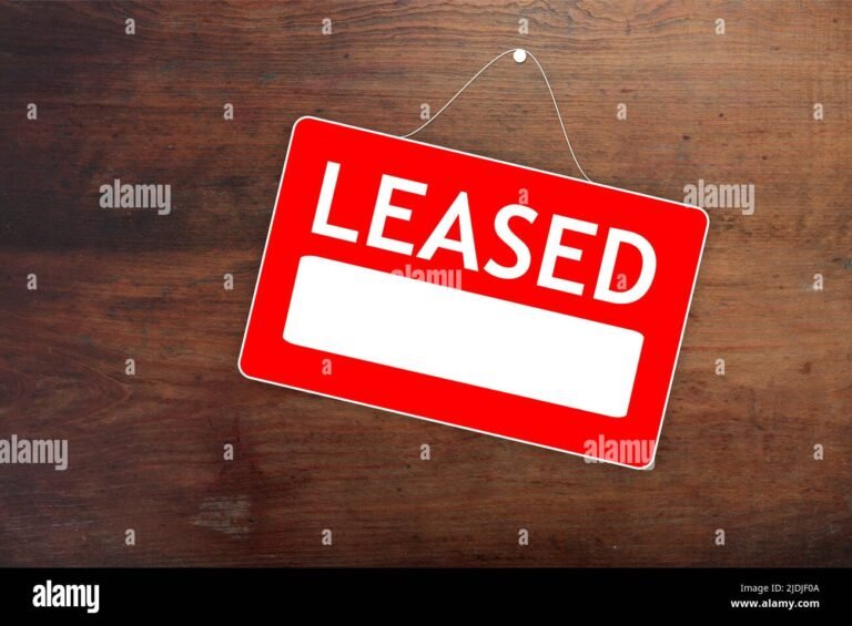 casa con cartello affittato e calcolatrice