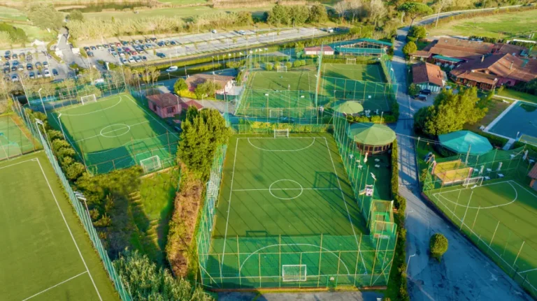 centro sportivo con campi e attrezzature