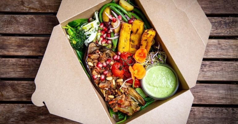 cibo avanzato in una borsa riutilizzabile