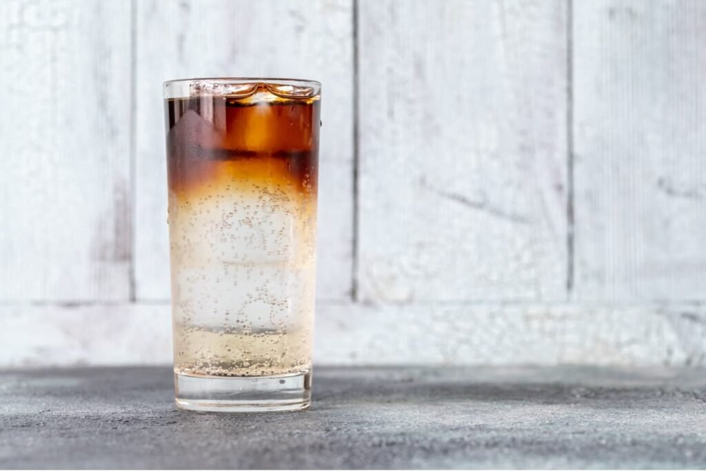 cocktail dark stormy in un bicchiere ghiacciato 1