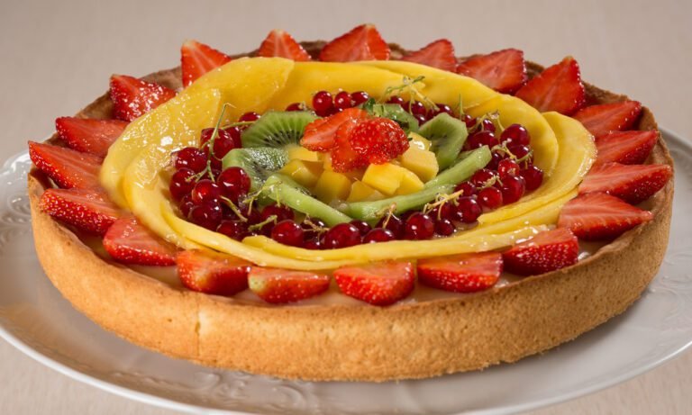 Come si prepara una crostata con stampo furbo e quali sono i segreti 1 crostata con frutta fresca su un tavolo