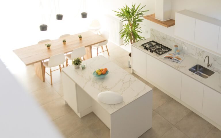 Come progettare una cucina con isola bianca per spazi moderni 17 cucina moderna con isola bianca elegante