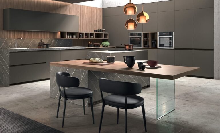 cucina moderna con mobili chiari e top scuro