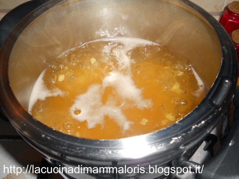 dado da brodo in una pentola fumante