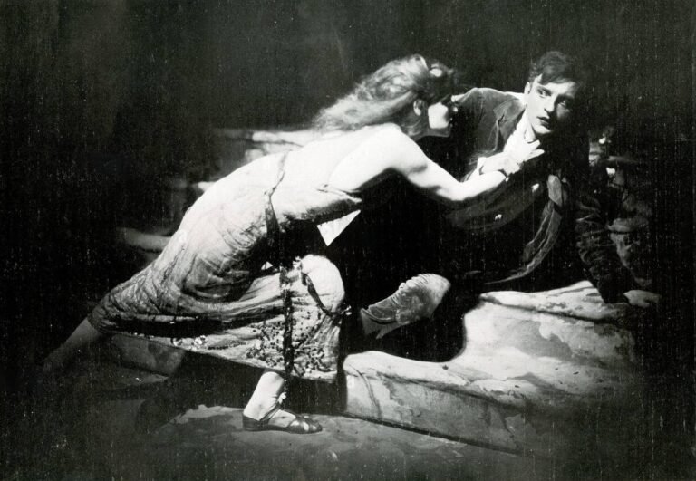 danza silenziosa in una stanza buia