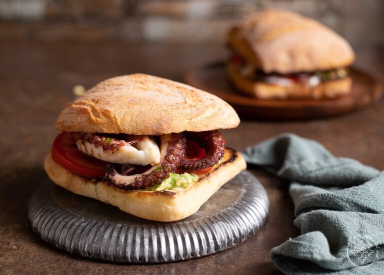 Qual è il miglior panino con polpo da provare a Olbia 34 delizioso panino con polpo su un piatto