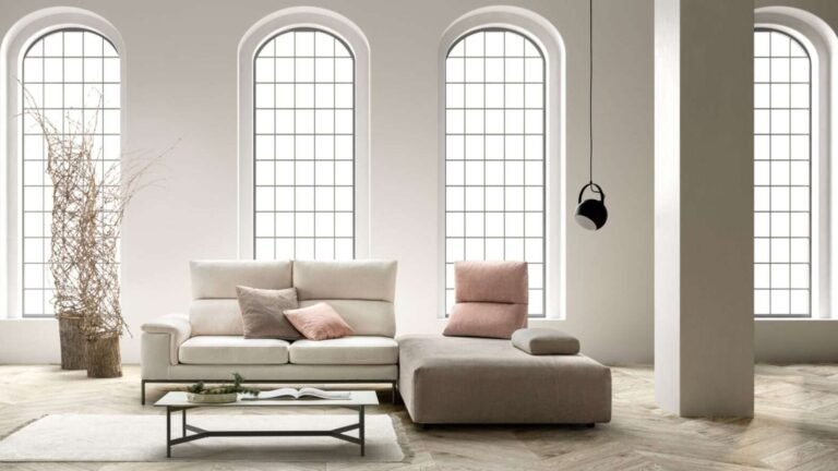 divano in microfibra con detergente naturale