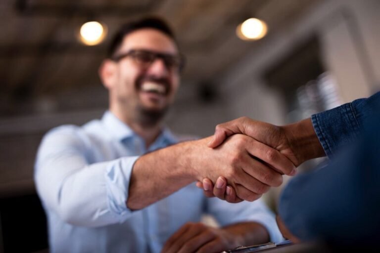 due mani che si stringono con entusiasmo