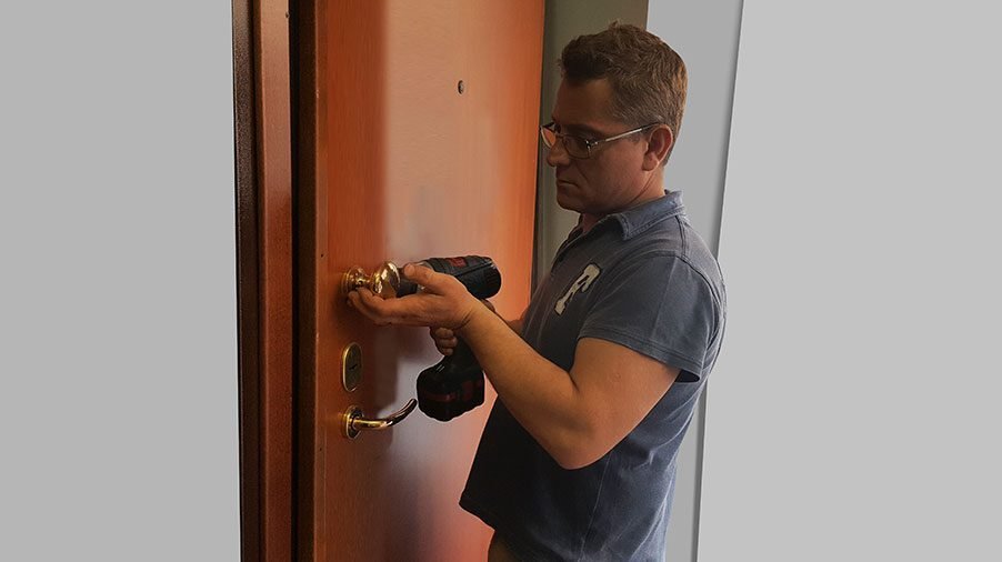 Come trovare un fabbro esperto per porte a Roma a Milano