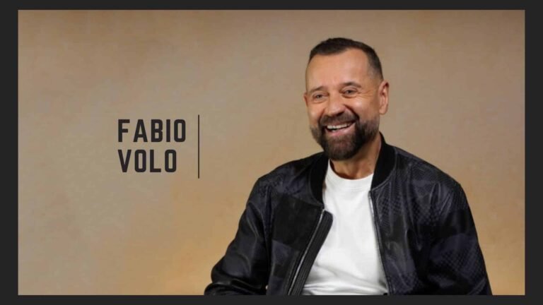 fabio volo che legge in un caffe