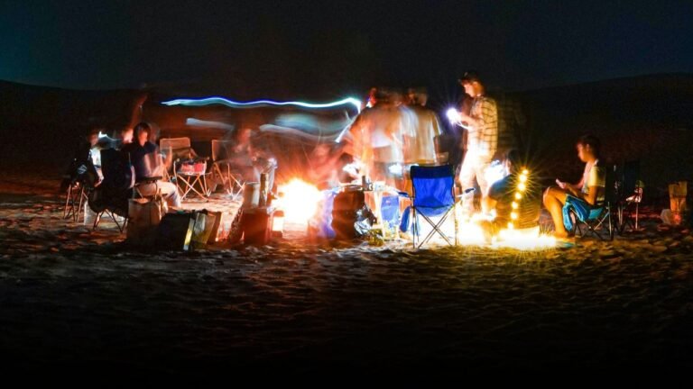 falo accesi sotto un cielo stellato