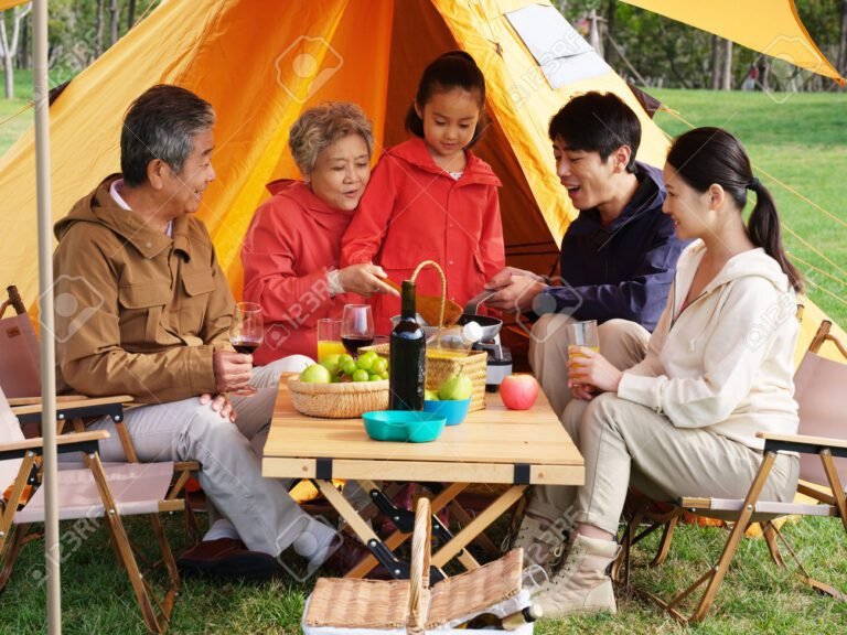 famiglia felice in un picnic allaperto