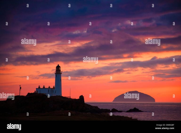 faro rosso illuminato al tramonto