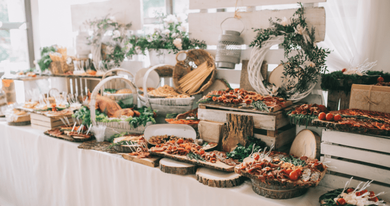 fiori colorati su tavola con taralli