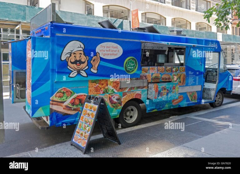 food truck colorato in un mercato allaperto