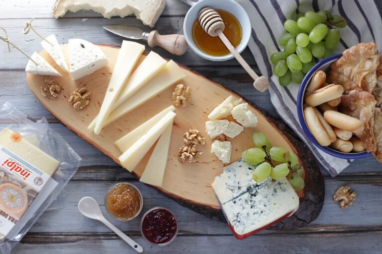 formaggio fresco su un tagliere di legno