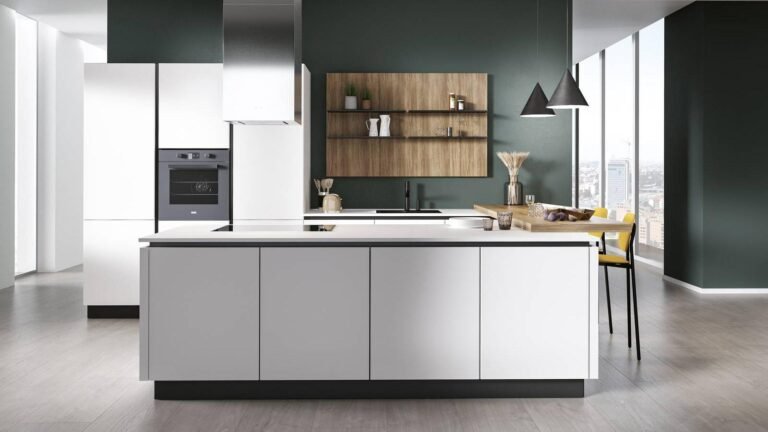 Quali sono i vantaggi di un forno non a incasso rispetto a uno a incasso 31 forno non a incasso in una cucina moderna