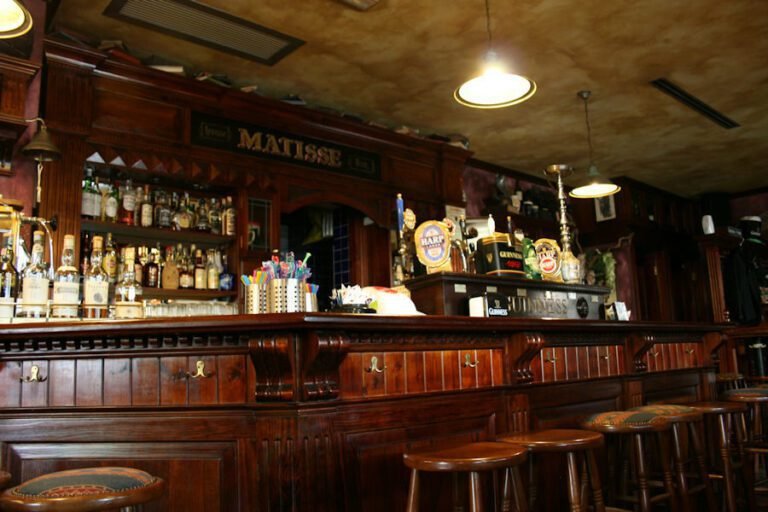 foto di un vivace irish pub a milano