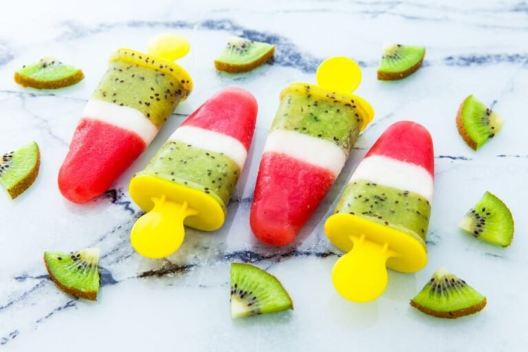 frutta fresca e ghiaccioli colorati